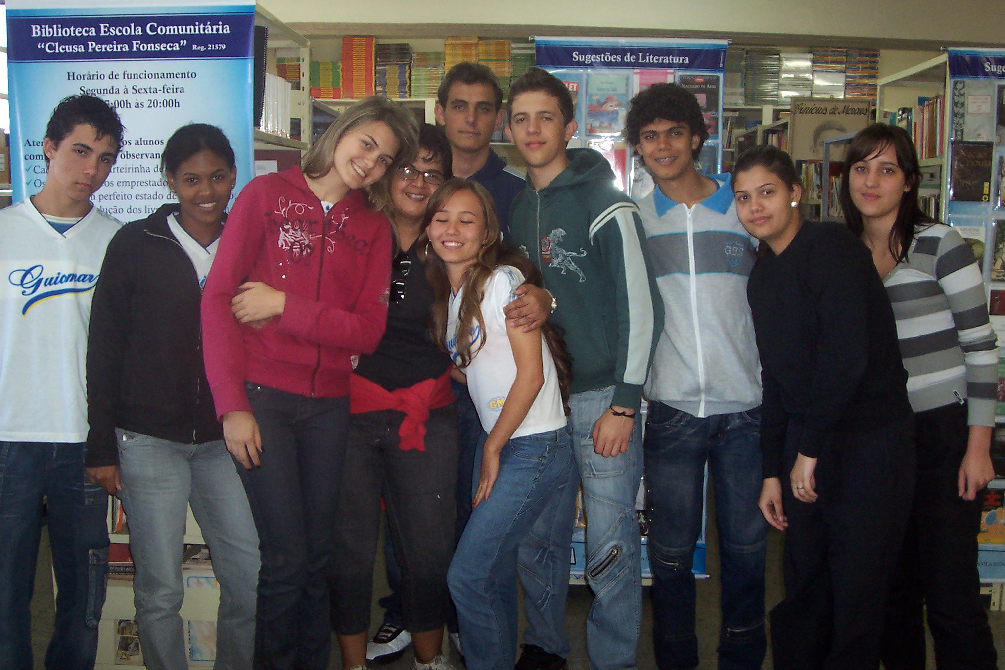 Alunos da Escola Estadual Guiomar de Melo com a professora de filosofia Sonia Maria Porto (ao centro)