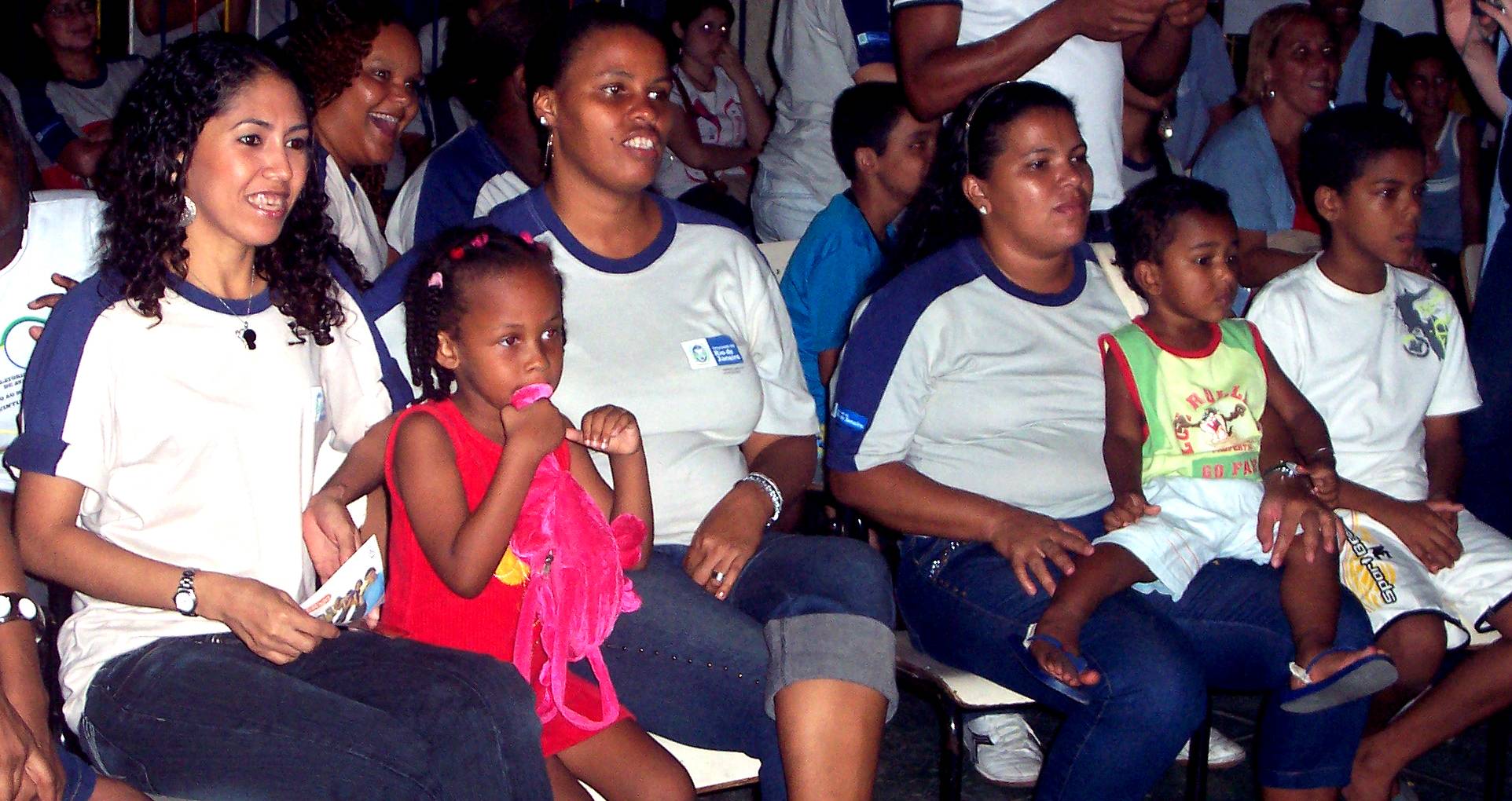 Mães estudantes levam as crianças para participarem da semana
