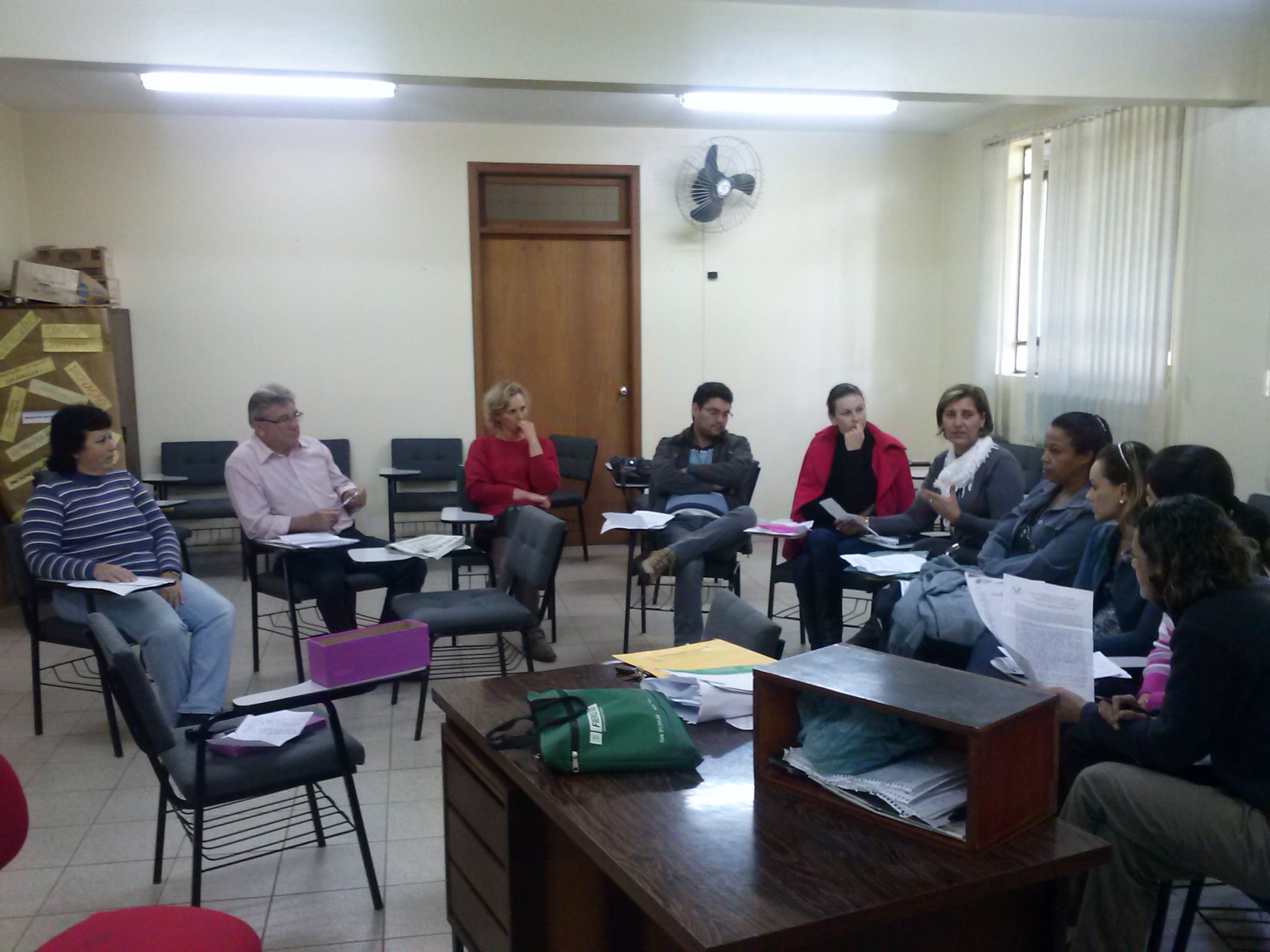 Grupo de professores realizando a atividade coletiva da carta.