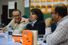Paulo Carrano e Juarez Dayrell observam Mônica Ribeiro falando do livro. 