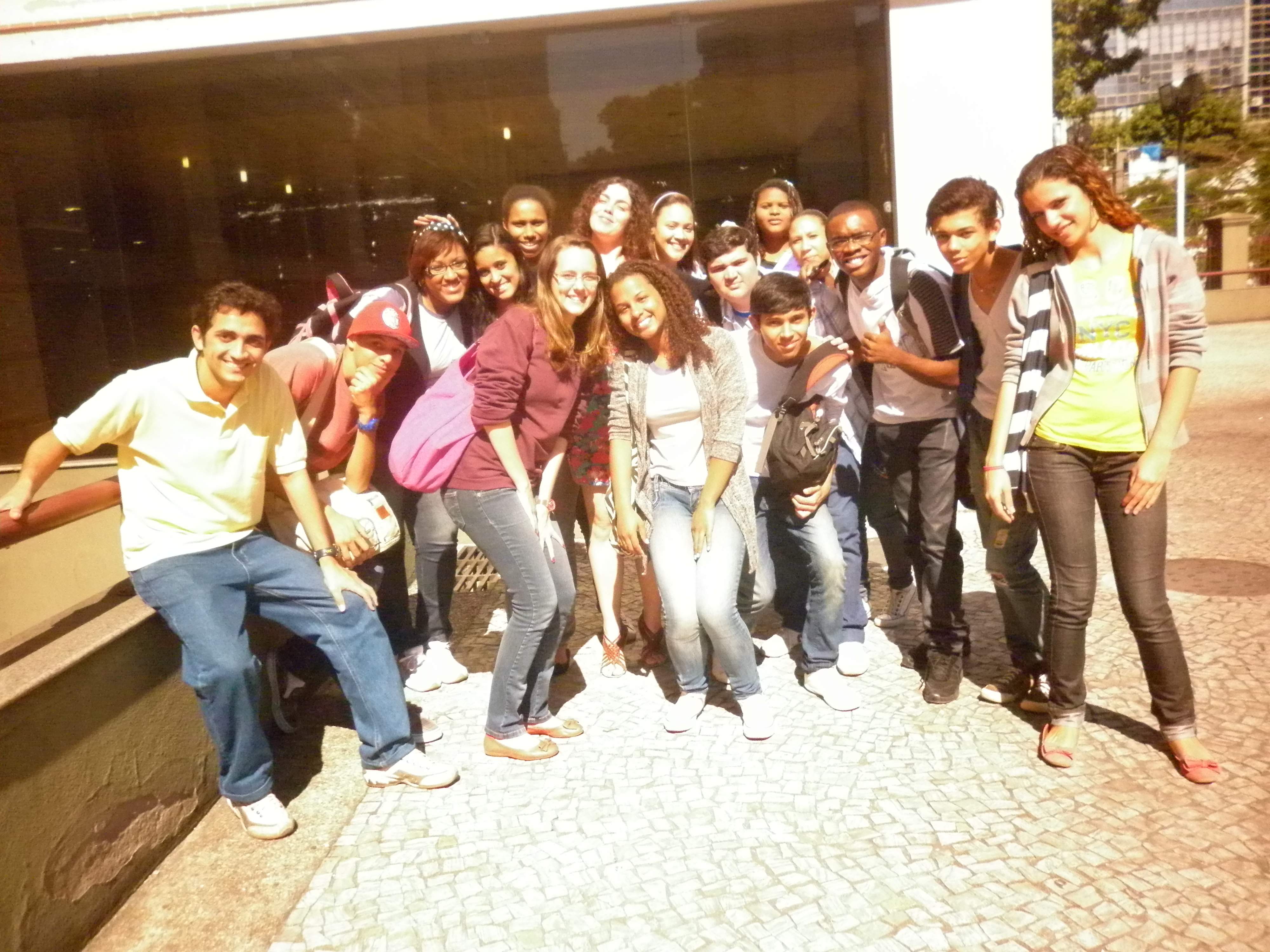 Em frente ao Centro Coreográfico do Rio de Janeiro, para uma apresentação de dança contemporânea concebida a partir do Jongo