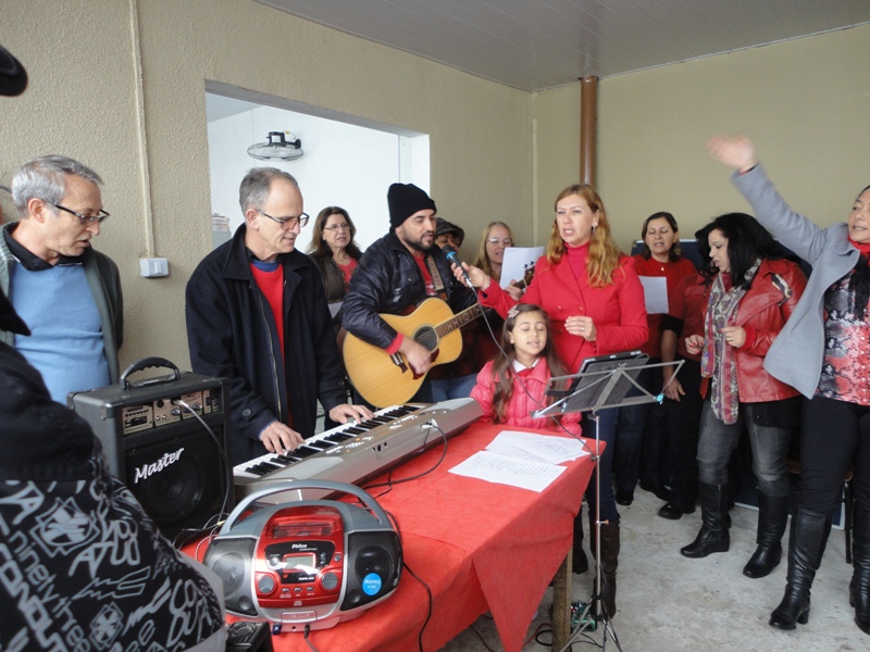 Professores cantando para os estudantes